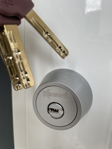 high security deadbolt with multiple keys