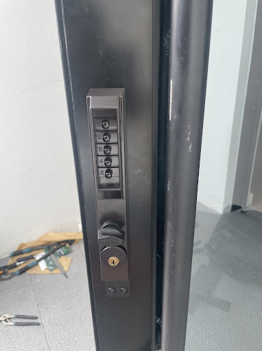 mechanical combination lock for a big swing door